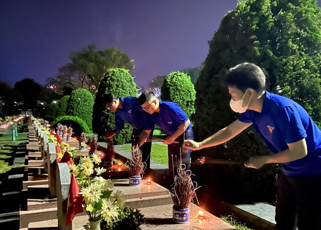 Chi đoàn Thanh niên Bảo tàng Chiến thắng Điện Biên Phủ dâng hương tri ân các anh hùng liệt sĩ dịp 07/5