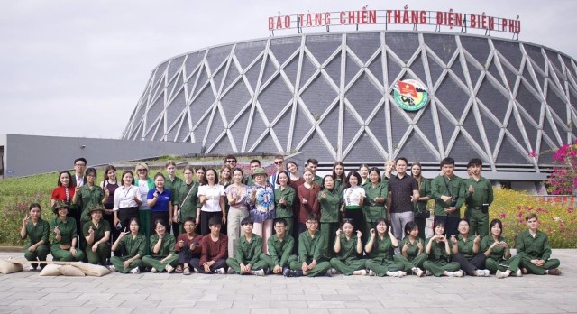 Tổ chức trải nghiệm, giao lưu với  Đoàn cán bộ, học sinh thành phố Saint Petersburg, Liên Bang Nga 