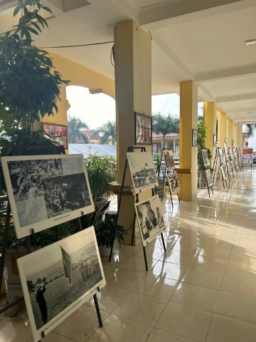 Triển lãm ảnh chuyên đề tại Trường THPT Hoàng Công Chất